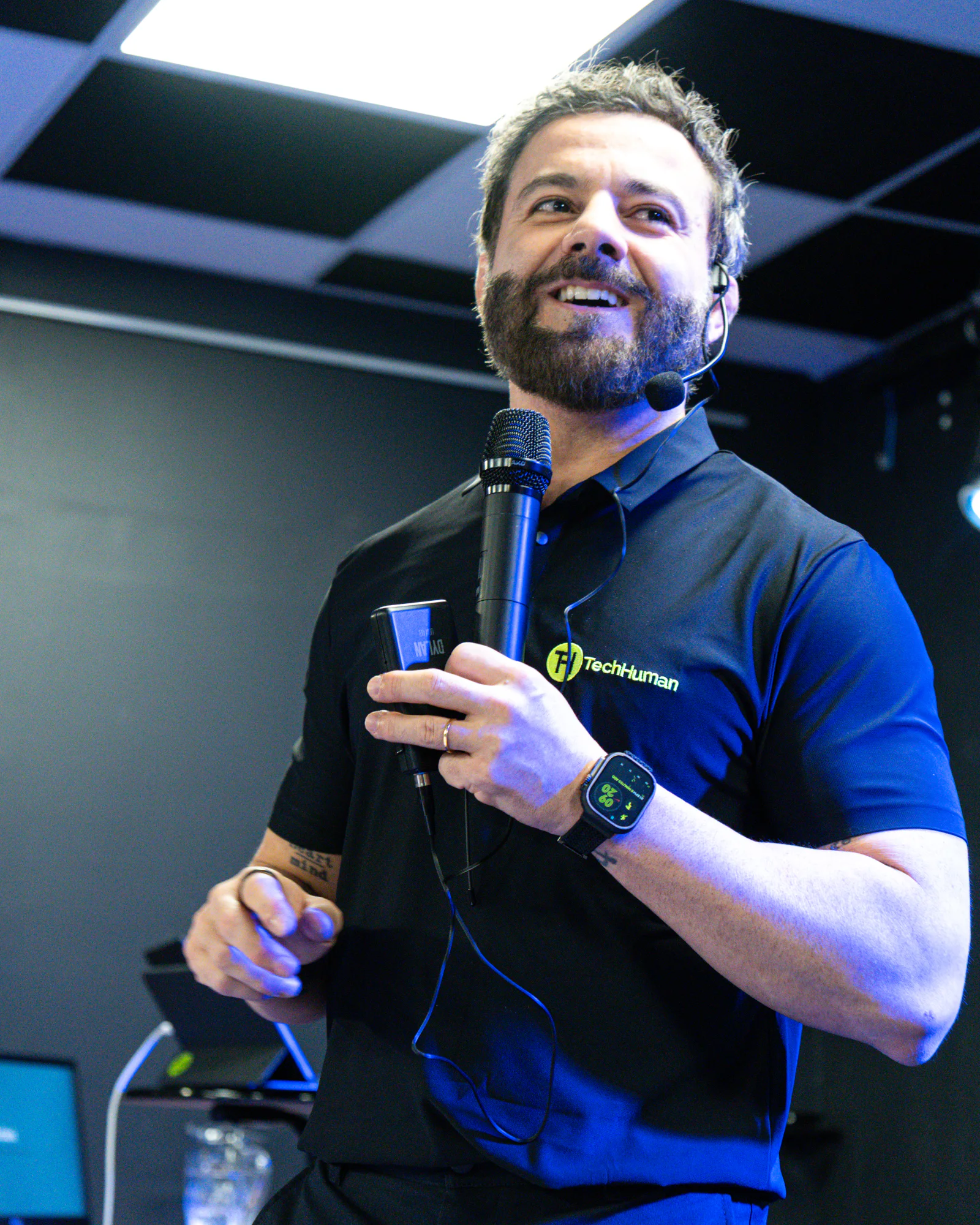 Fernando Parreiras sorrindo durante uma apresentação.